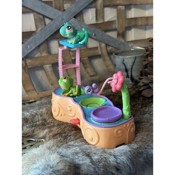 Littlest Pet Shop LPS Leapin' Lagoon Play Set Authentic 2 Frogs 236 Hasbro - Picture 3 of 8